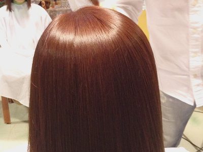 色が鮮やかな高彩度のヘアカラーとストレートパーマでウルツヤの髪に。