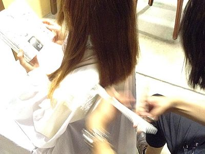 スタッフあおいさんが長かった髪を切ってミディアムヘアにチェンジ。