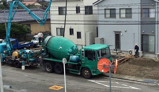 基礎工事に取りかかりました。お天気が良くなってコンクリートが良く乾きます様に。