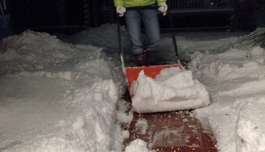 今シーズン初めての積雪。雪が降ると厄介なんだなっと。