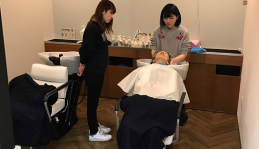 松任gumiのスタッフ黒山さん。手先が器用だそうで、ただ今ヘアカラーの練習中。