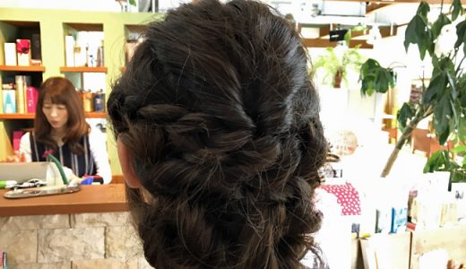 編み込みアレンジとくるりんぱで、ヘアアレンジ。結婚式のゲストヘアに。