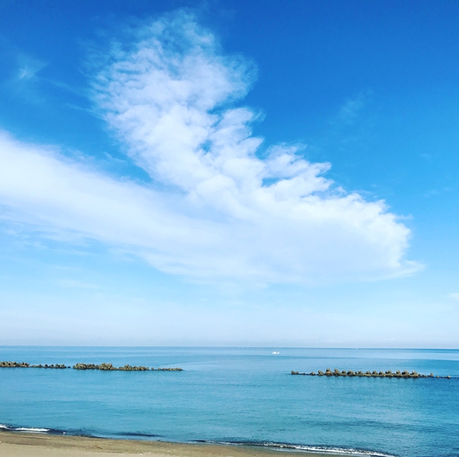 まるで沖縄に来てるよう！今朝の安宅の海ですけど | 小松市の美容室