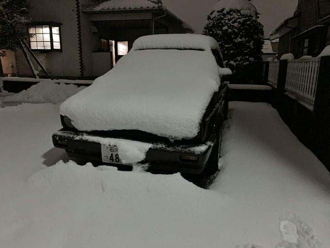 雪がこんもり積もった愛車